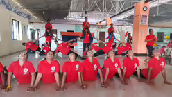 Im Schutzzentrum Boisar führen junge Mädchen den deutschen Gästen einen Tanz vor. (BONO)