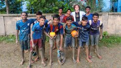 Spaß beim Fußballspiel haben die Jungen eines Heims, das New Light in Kolkata unterhält. (BONO)