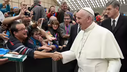 Papst Franziskus begrüßt bei der Audienz im November 2016 die Gruppe aus dem "Gubbio", darunter Gerti Wirtz, die ihren Engel küsst, den der Papst zuvor gesegnet hat (privat)