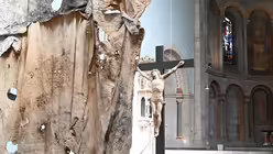 Blick hinter den Vorhang: In St. Gereon, Köln, verdeckt zurzeit ein gewaltiges Fastentuch des Künstlers Jakob Kirchmayr das Kreuz im Altarraum. / © Beatrice Tomasetti (DR)