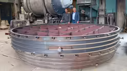 Herstellung des Grundgestells für die Credamusglocke mit Peter und Senior Christof Grassmayr (Glockengießerei Grassmayr)