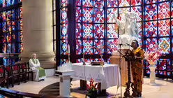 Eine Lektorin spricht am Ambo während eines Gottesdienstes in der Basilika Notre-Dame-de-la-Paix am 25. November 2019 in Yamoussoukro, Elfenbeinküste. / © Francesco Pistilli (KNA)