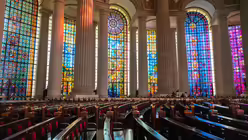 Leere Kirchenbänke in der Basilika Notre-Dame-de-la-Paix am 24. November 2019 in Yamoussoukro, Elfenbeinküste. / © Francesco Pistilli (KNA)