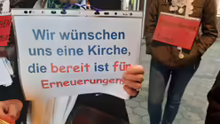 Kardinal Woelki diskutiert mit den Gemeindemitgliedern / &copy; Elena Hong (DR)