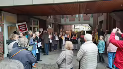 Kardinal Woelki diskutiert mit den Gemeindemitgliedern / &copy; Elena Hong (DR)