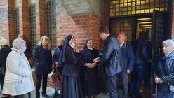 Kardinal Woelki im Gespräch mit Ordensschwestern / © Elena Hong (DR)