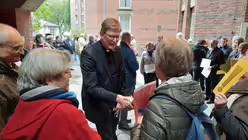 Kardinal Woelki diskutiert mit den Gemeindemitgliedern / &copy; Elena Hong (DR)