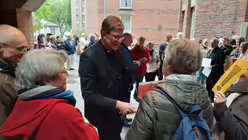 Kardinal Woelki diskutiert mit den Gemeindemitgliedern / &copy; Elena Hong (DR)