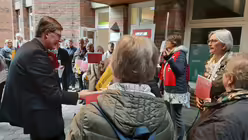 Kardinal Woelki diskutiert mit den Gemeindemitgliedern / &copy; Elena Hong (DR)