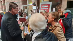 Kardinal Woelki diskutiert mit den Gemeindemitgliedern / &copy; Elena Hong (DR)