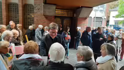 Kardinal Woelki diskutiert mit den Gemeindemitgliedern / &copy; Elena Hong (DR)