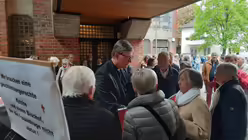 Kardinal Woelki diskutiert mit den Gemeindemitgliedern / &copy; Elena Hong (DR)