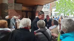 Kardinal Woelki diskutiert mit den Gemeindemitgliedern / &copy; Elena Hong (DR)