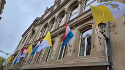 Mit Fahnen geschmücktes Haus in der Luxemburger Innenstadt / © Jan Hendrik Stens (DR)