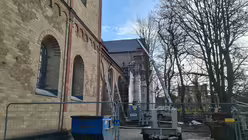 Der Außenbereich von St. Pantaleon wird erst rund um Ostern 2025 fertig. (DR)