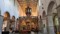 Der Lettner in St. Pantaleon ist spätgotisch und trägt die Orgel (DR)