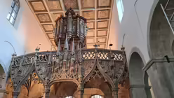 Der Lettner in St. Pantaleon ist spätgotisch und trägt die Orgel (DR)