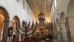 Blick auf Lettner und Orgel in St. Pantaleon (DR)