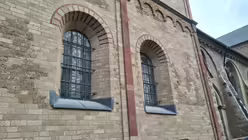 Auch die Fenster mussten in St. Pantaleon saniert werden.  (DR)