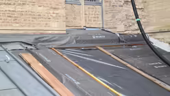 Die Dächer sollen nach der Sanierung die Kirche lange vor Wind und Wetter schützen.  (DR)