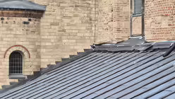 Die Dächer der Seitenschiffe von St. Pantaleon sind mit Bleibahnen gedeckt. (DR)