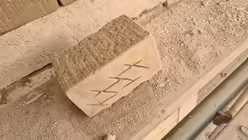 Ein markierter Stein für die Außenmauer von St. Pantaleon (DR)