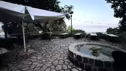 Verwaiste Terrasse des Pilgerhauses Tabgha / © Jan Hendrik Stens (DR)