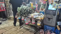 Spielzeugwaffen werden in der Jerusalemer Altstadt zum Verkauf angeboten / © Jan Hendrik Stens (DR)