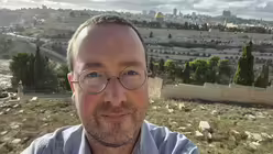 DOMRADIO.DE-Redakteur Jan Hendrik Stens vor der Jerusalemer Altstadt / © Jan Hendrik Stens (DR)