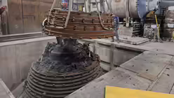 Anheben des obersten Befestigungsrings (Glockengie&szlig;erei Grassmayr)