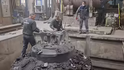 Die Beseitigung des Formlehms ist eine sehr staubige Angelegenheit (Glockengie&szlig;erei Grassmayr)