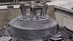 Der vom Formlehm befreite Obersatz der Credamusglocke (Glockengie&szlig;erei Grassmayr)