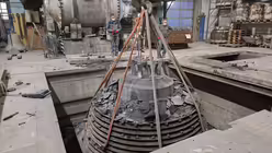 Vorbereitung f&uuml;r das Anheben des zweiten Befestigungsrings (Glockengie&szlig;erei Grassmayr)