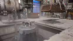 Anheben des zweiten Befestigungsrings (Glockengie&szlig;erei Grassmayr)