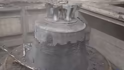 Die obere H&auml;lfte der Credamusglocke ist nun sichtbar (Glockengie&szlig;erei Grassmayr)