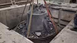 Vorbereitung zum Anheben des unteren Befestigungsrings (Glockengie&szlig;erei Grassmayr)