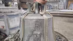 Das Christusrelief der Credamusglocke wird sichtbar (Glockengie&szlig;erei Grassmayr)