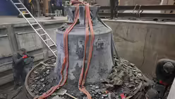 Die R&uuml;ckseite der Credamusglocke beim Entpacken (Glockengie&szlig;erei Grassmayr)