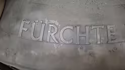 Teil der Glockeninschrift der Credamusglocke (Glockengie&szlig;erei Grassmayr)