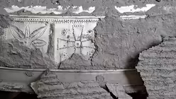 Teilweise noch vom Formlehm bedeckter Zierfries der Credamusglocke (Glockengie&szlig;erei Grassmayr)