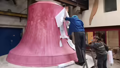 Die "falsche Glocke" der Credamus wird f&uuml;r die Verzierungen vorbereitet (Glockengie&szlig;erei Grassmayr)