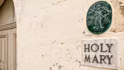 Ein Schild der Madonna Ta' Pinu an einer Hauswand mit der Aufschrift "Holy Mary" / &copy; Marialuisa Plassmann (KNA)