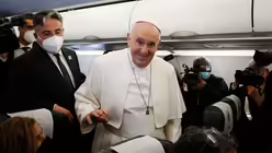 Papst Franziskus und Journalisten auf dem Flug nach Malta / &copy; Paul Haring (KNA)