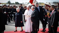 Der maltesische Staatspräsident George Vella (m.r.) und seine Ehefrau Miriam (m.l.) begrüßen Papst Franziskus bei seiner Ankunft in Malta / © Paul Haring (KNA)