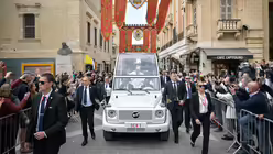 Menschen begr&uuml;&szlig;en Papst Franziskus im Papamobil auf Malta / &copy; Vatican Media/Romano Siciliani (KNA)
