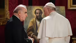 &Uuml;berreichung eines Geschenks bei einem Treffen zwischen dem maltesischen Staatspr&auml;sidenten George Vella und Papst Franziskus / &copy; Vatican Media/Romano Siciliani (KNA)