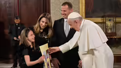 Der maltesische Premierminister Robert Abela (m.), dessen Ehefrau Lydia Abela Zerafa, und deren Tochter Giorgia Mae begr&uuml;&szlig;en Papst Franziskus / &copy; Vatican Media/Romano Siciliani (KNA)