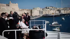 Abfahrt von Papst Franziskus nach Gozo / &copy; Paul Haring (KNA)
