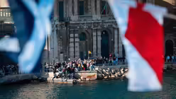  Menschen betrachten die Abfahrt von Papst Franziskus
 / &copy; Paul Haring (KNA)