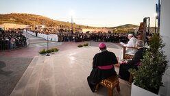 Papst Franziskus sitzt vor Teilnehmern bei einem Gebet vor der Wallfahrtskirche Ta Pinu in Gharb / © Paul Haring (KNA)